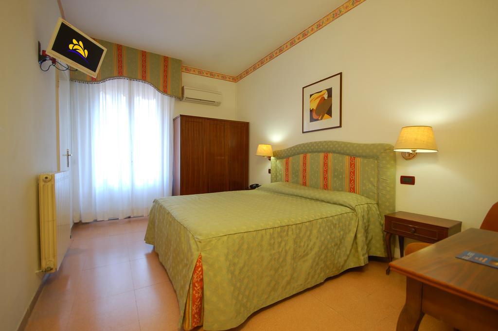 Hotel Ely Viareggio Habitación foto